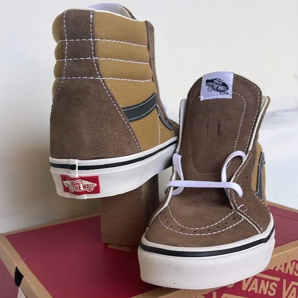 Vans WMNS Sk8-Hi Canvas/Suede Pop Brown/Mu
VN000CMXBF0
Sneakers - Picture 8 of 16